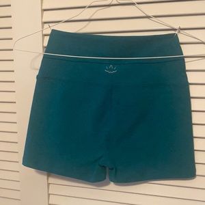 Beyond Yoga All for run shorts, M